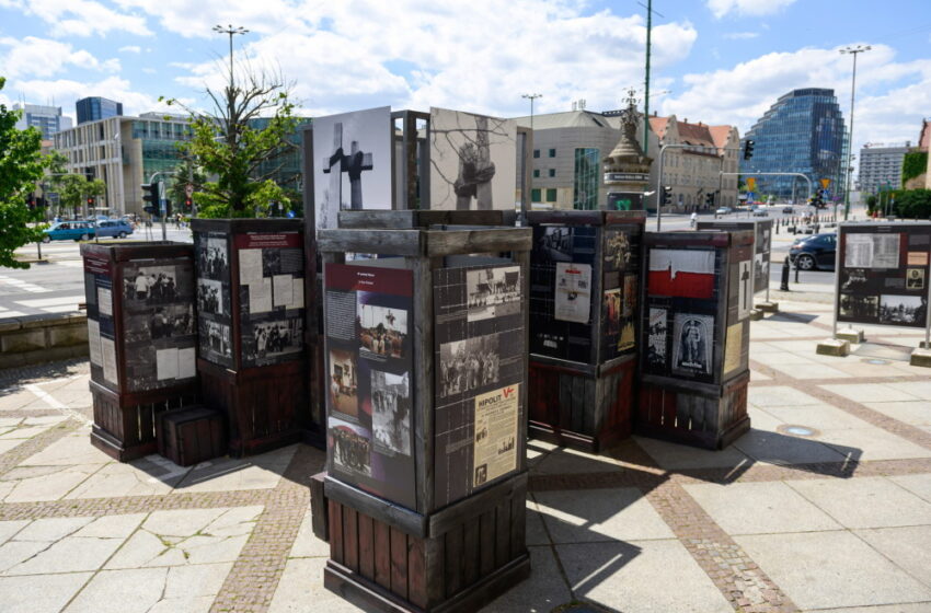  W centrum Poznania plenerowa wystawa „Poznański Czerwiec 1956. Oblicza buntu i jego pamięć”