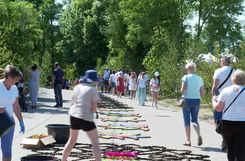  Kwiatowe dywany w Spycimierzu przyciągnęły wiernych i turystów z całej Polski