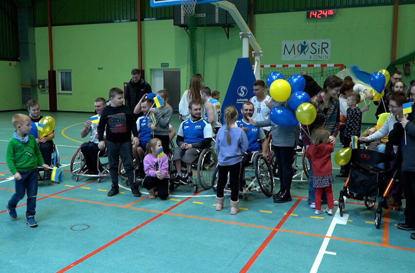  Koszykarze na wózkach połączyli mecz z akcją dla uchodźców