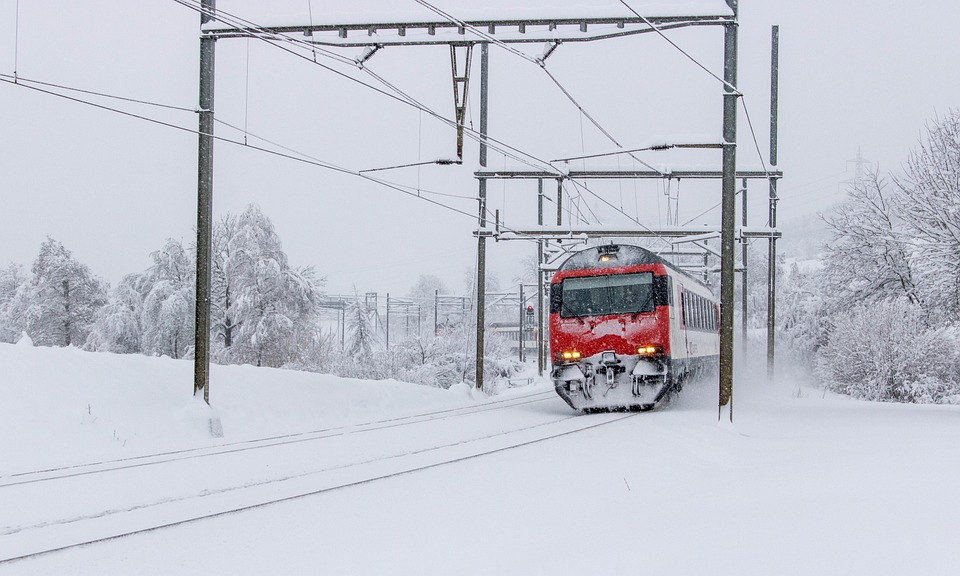 polskie linie kolejowe na torach zimą
