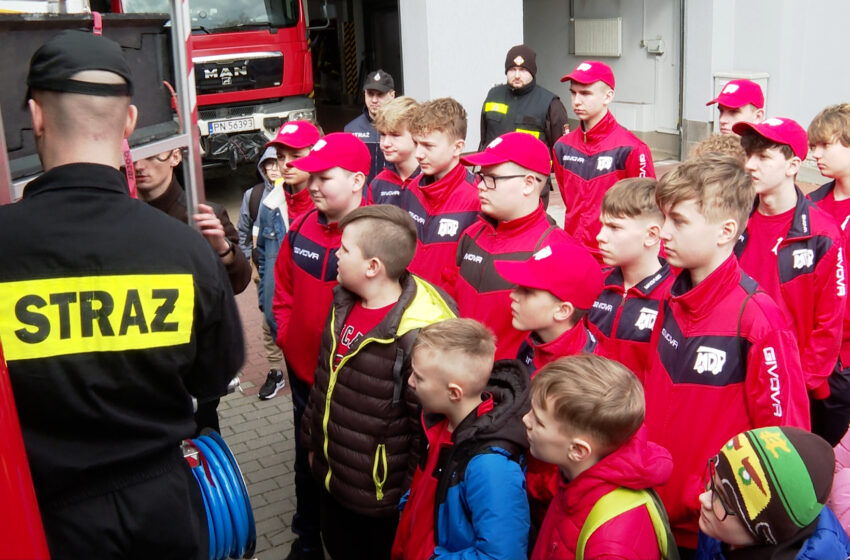  Młodzież z gminy Rychwał odwiedziła strażaków w PSP