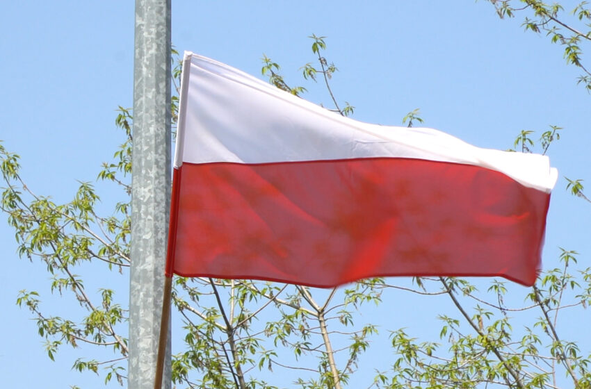  Prezydent rozda koninianom 500 biało-czerwonych flag